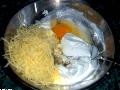 A tejflt a tojssal s a sajttal sszekeverem.