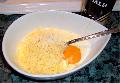 A tejsznt sszekeverem a tojssrgjval s a sajttal, majd a kiadagolt levesek tetejre sztosztom