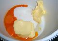 A puha margarint a tojsok srgjval s a cukorral habosra keverem.