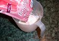 A pudingport s az 1 kanl lisztet kevs tejjel sszekeverem.