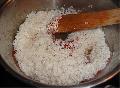 ...majd a megmosott s jl lecsepegtetett rizst is hozzadva kevergetem pr percig.