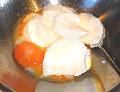A lgyra fztt tojsok srgjt sszekeverem a tejfllel.